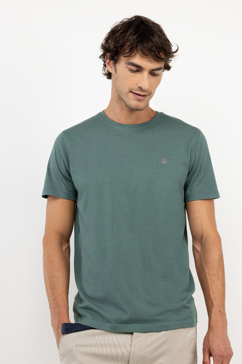  Camiseta básica de corte entallado en tono verde oscuro, confeccionada para proporcionar estilo discreto y versatilidad en el uso diario. 