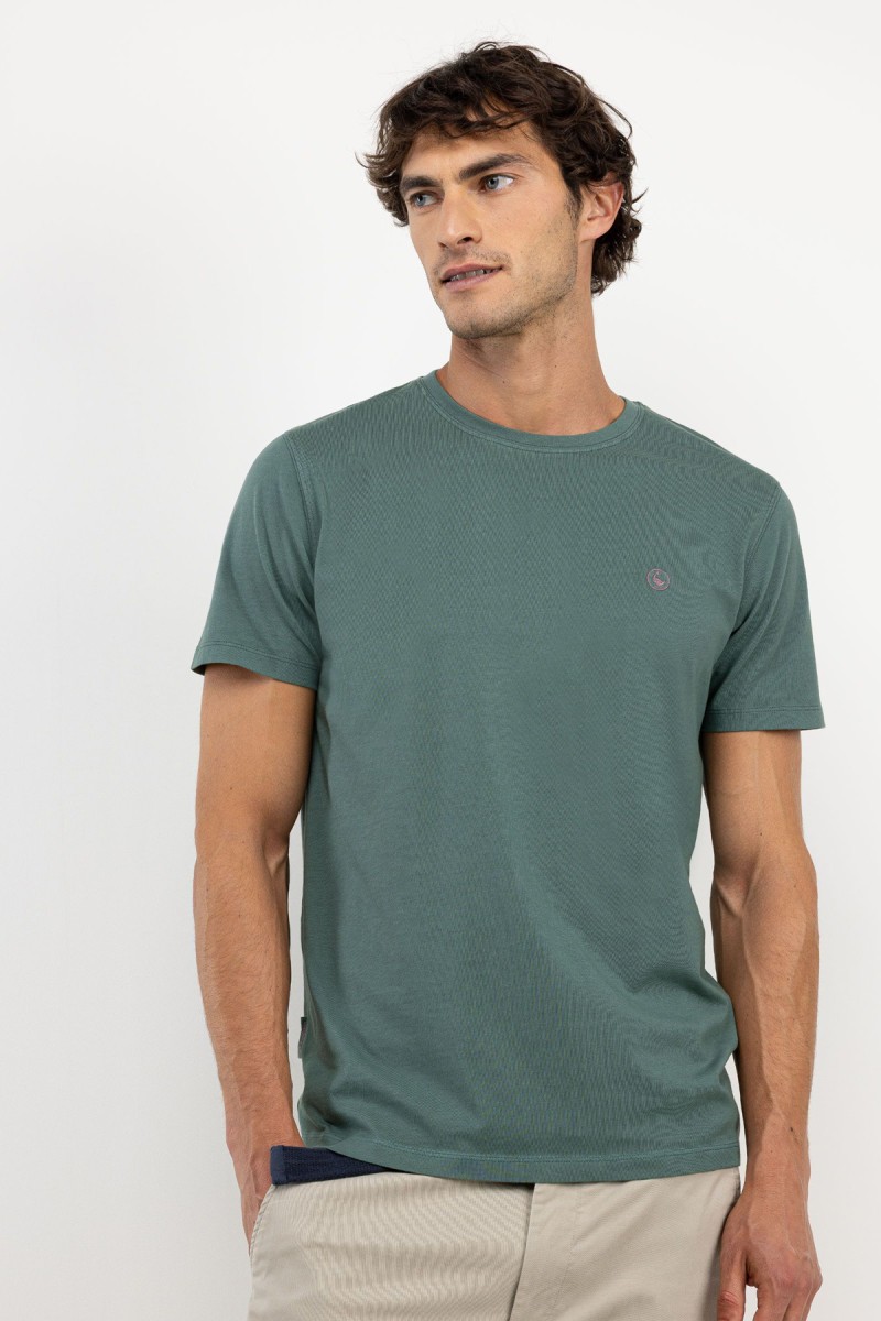  Camiseta básica de corte entallado en tono verde oscuro, confeccionada para proporcionar estilo discreto y versatilidad en el uso diario. 