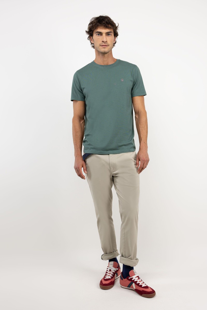  Camiseta básica de corte entallado en tono verde oscuro, confeccionada para proporcionar estilo discreto y versatilidad en el uso diario. 