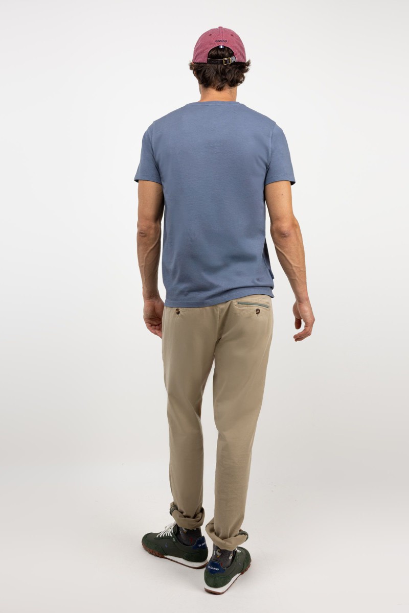  Camiseta de corte clásico en tono petróleo, con diseño minimalista y tejido suave pensado para uso diario.  2