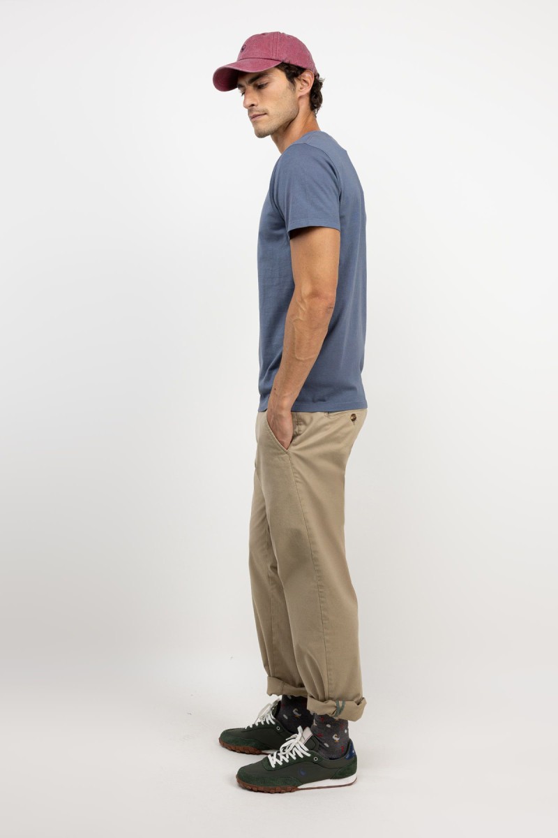  Camiseta de corte clásico en tono petróleo, con diseño minimalista y tejido suave pensado para uso diario. 