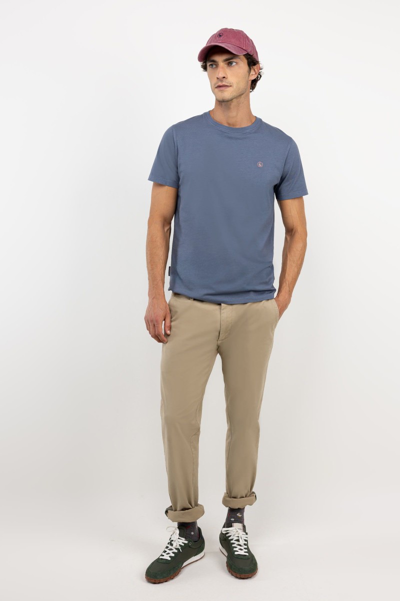  Camiseta de corte clásico en tono petróleo, con diseño minimalista y tejido suave pensado para uso diario. 