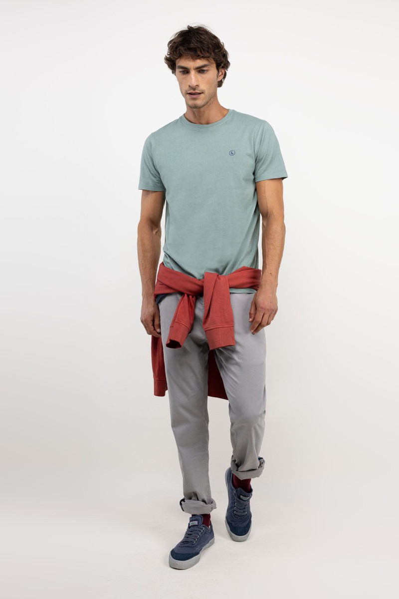  Camiseta de manga corta en tono menta, con diseño limpio y corte regular pensado para un uso cómodo y versátil.  2