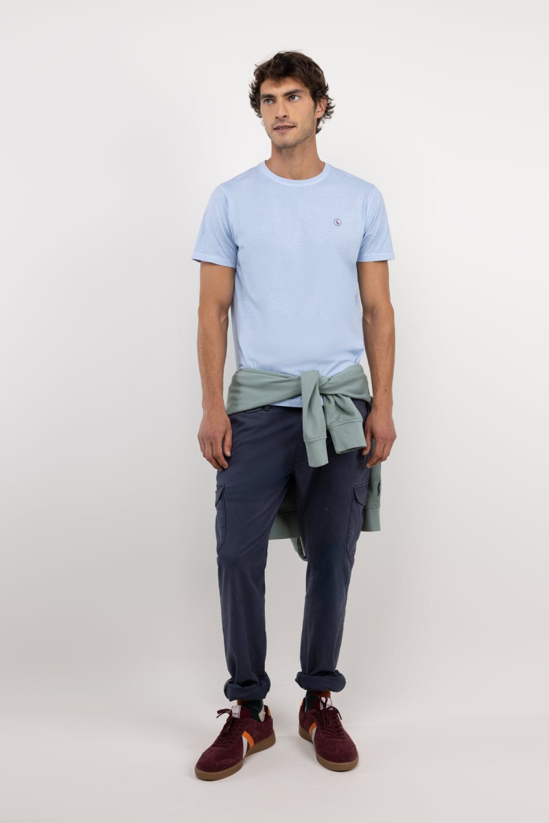  Camiseta de manga corta en tono celeste, con diseño minimalista y tejido cómodo pensado para el uso diario. 