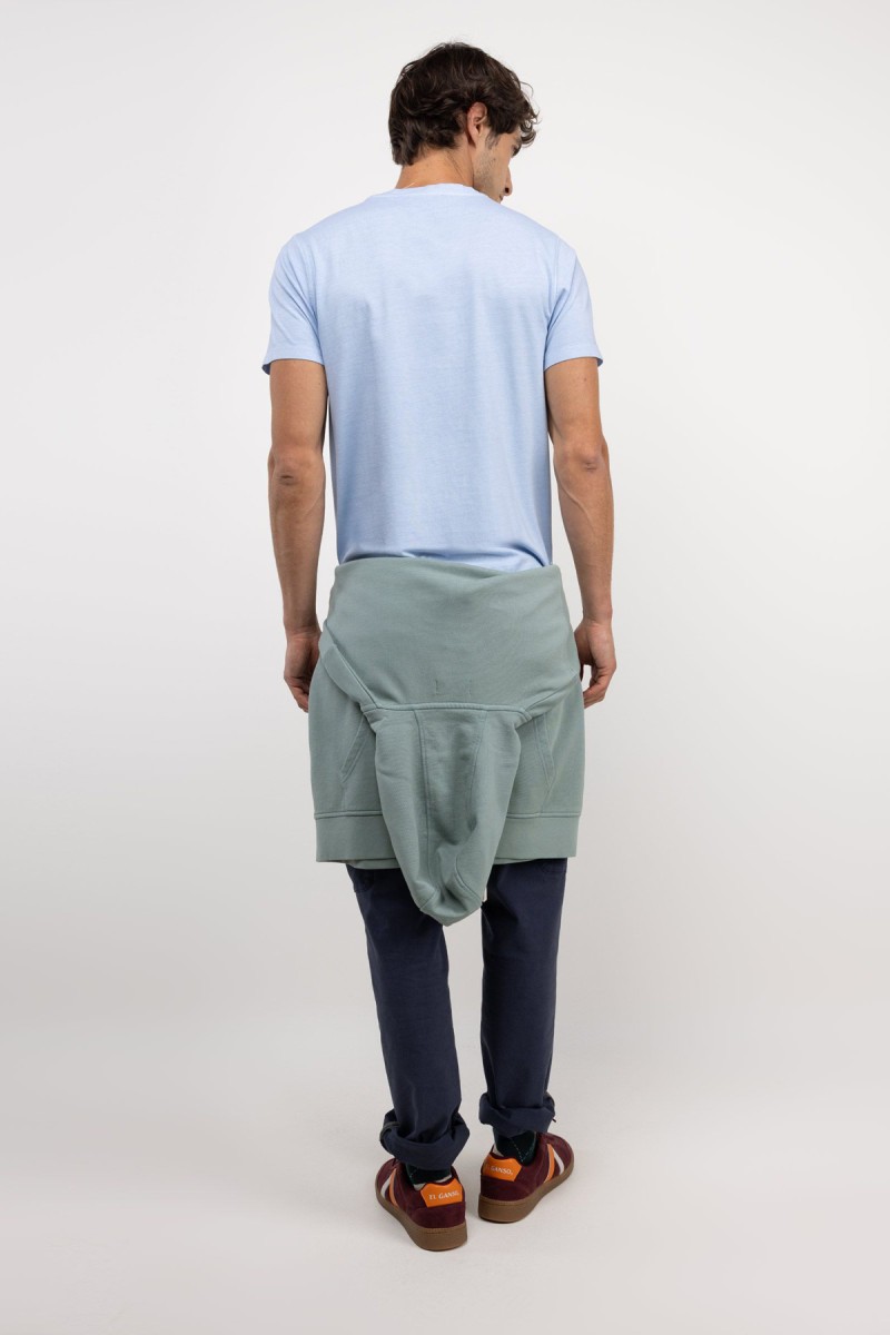  Camiseta de manga corta en tono celeste, con diseño minimalista y tejido cómodo pensado para el uso diario. 