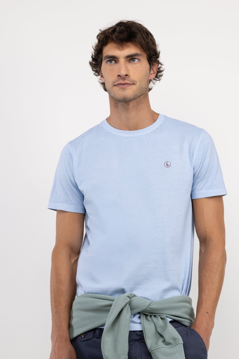  Camiseta de manga corta en tono celeste, con diseño minimalista y tejido cómodo pensado para el uso diario. 