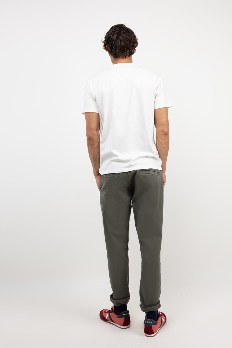  Camiseta de manga corta en blanco, con diseño limpio y corte versátil para uso diario. 