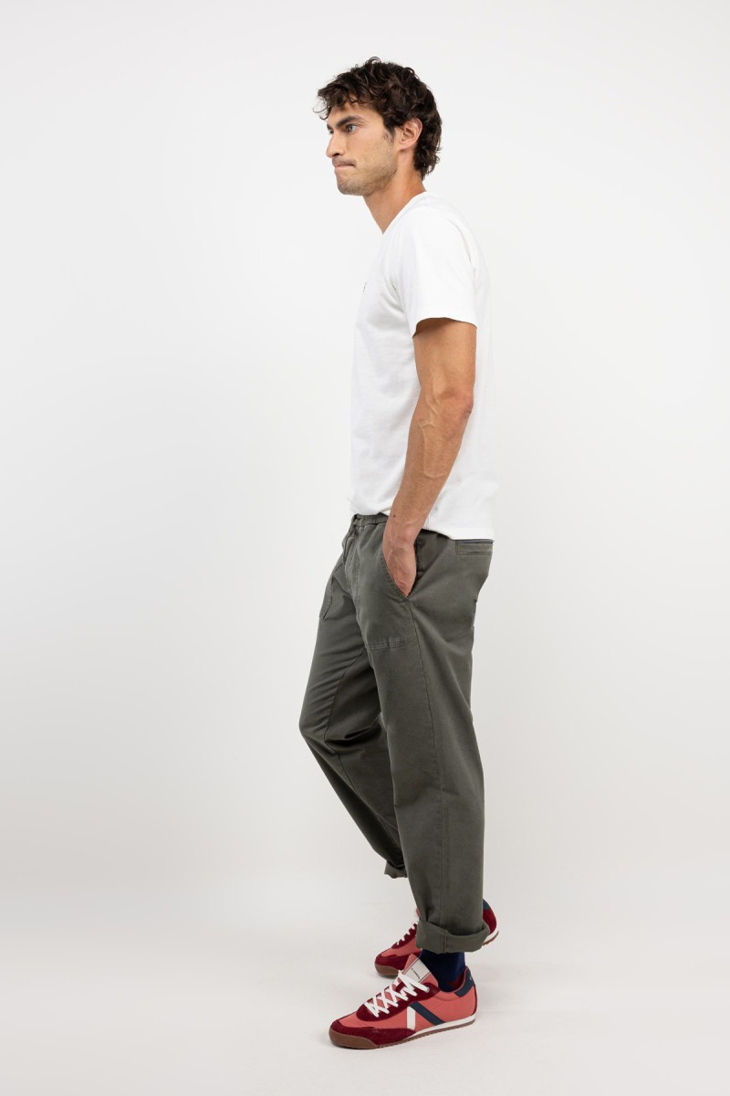  Camiseta de manga corta en blanco, con diseño limpio y corte versátil para uso diario. 