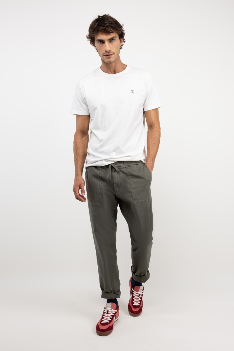  Camiseta de manga corta en blanco, con diseño limpio y corte versátil para uso diario. 