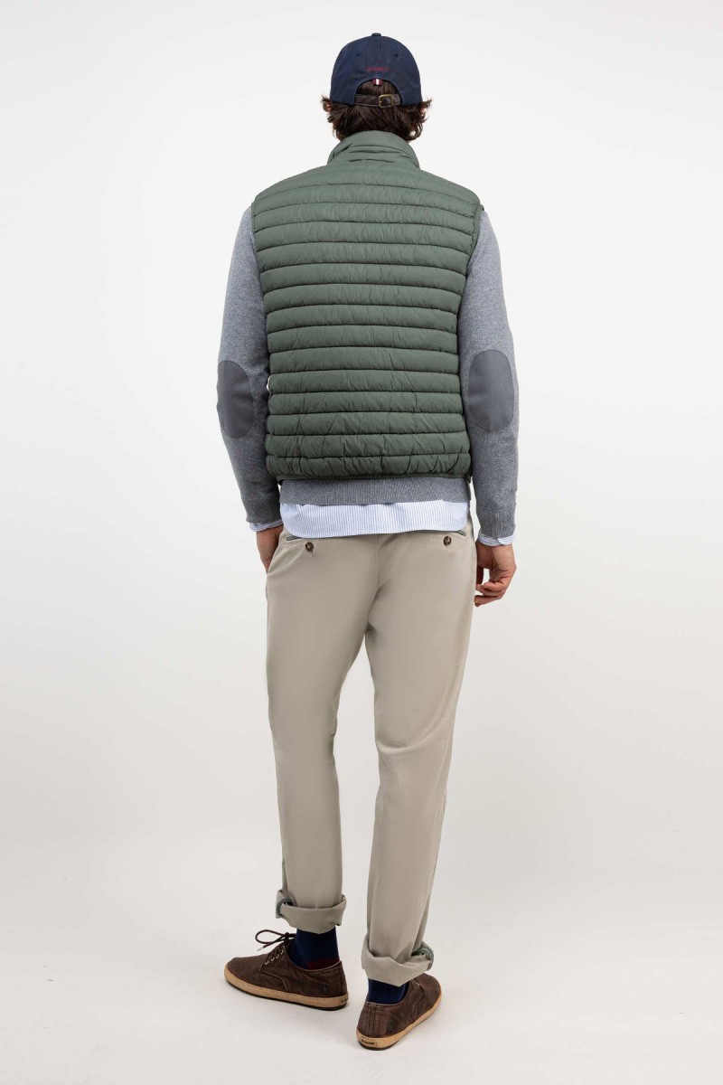  Chaleco acolchado en verde con diseño moderno y ligero, ideal para sumar una capa funcional sin perder estilo.  2