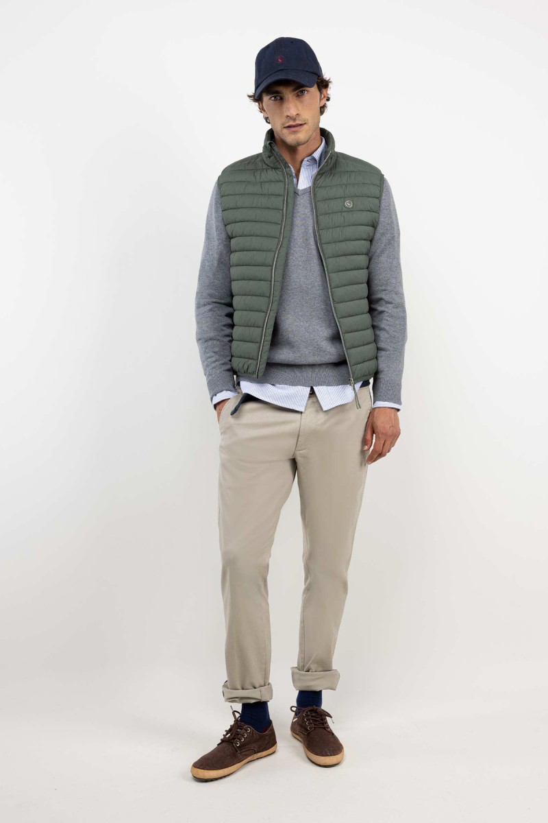  Chaleco acolchado en verde con diseño moderno y ligero, ideal para sumar una capa funcional sin perder estilo. 