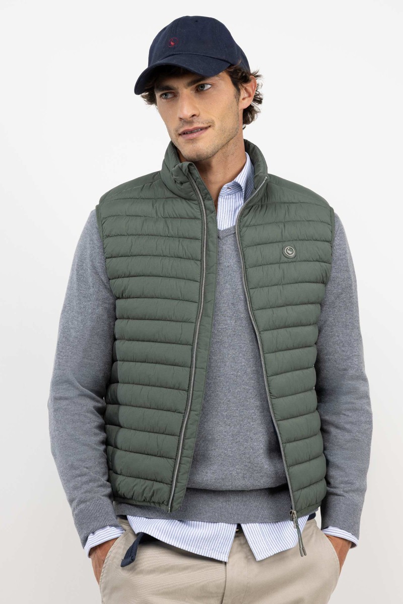  Chaleco acolchado en verde con diseño moderno y ligero, ideal para sumar una capa funcional sin perder estilo. 