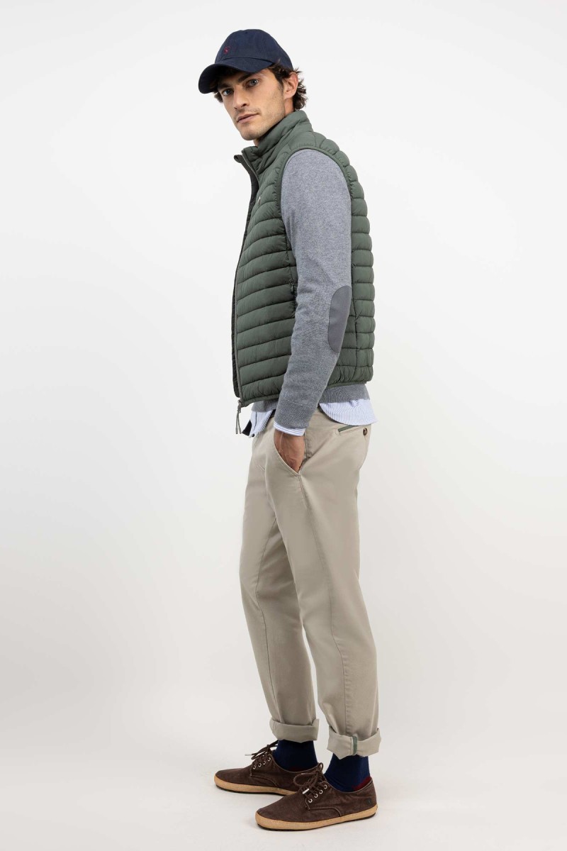  Chaleco acolchado en verde con diseño moderno y ligero, ideal para sumar una capa funcional sin perder estilo. 