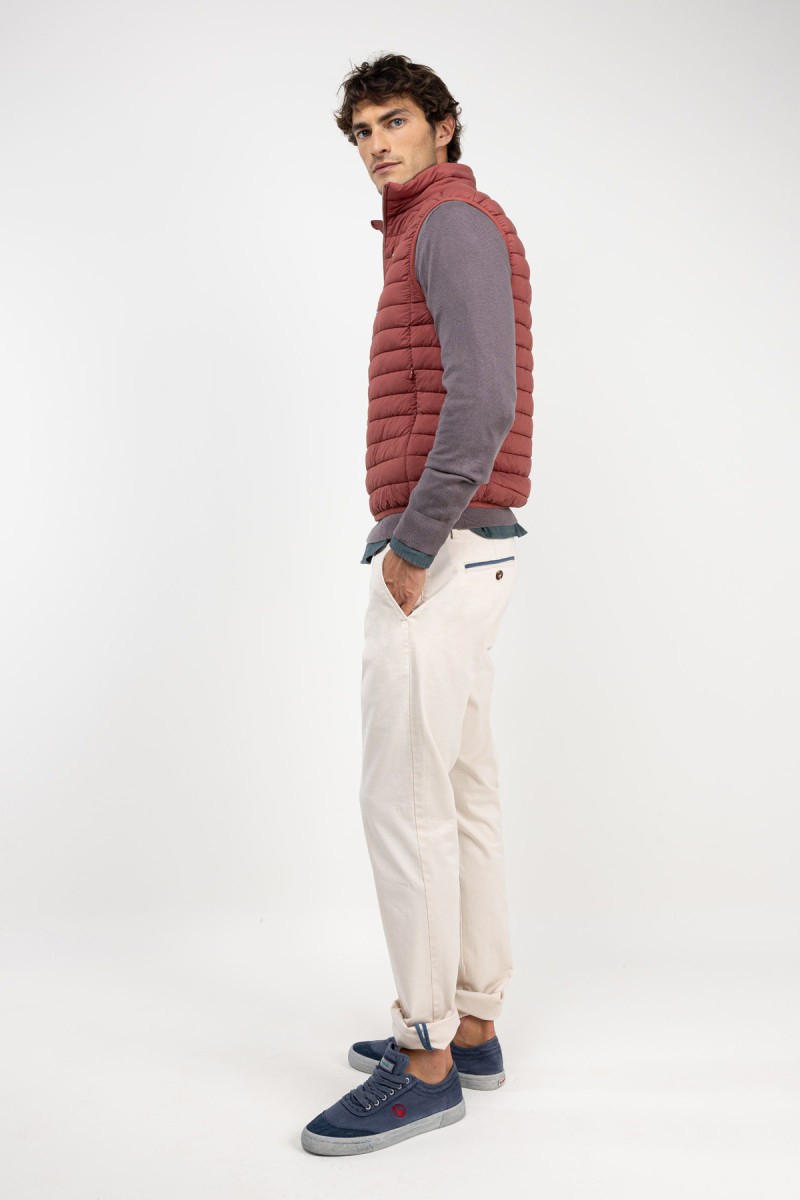  Chaleco ligero acolchado en color rojo, con diseño moderno y corte estilizado, ideal para capas intermedias con estilo urbano. 