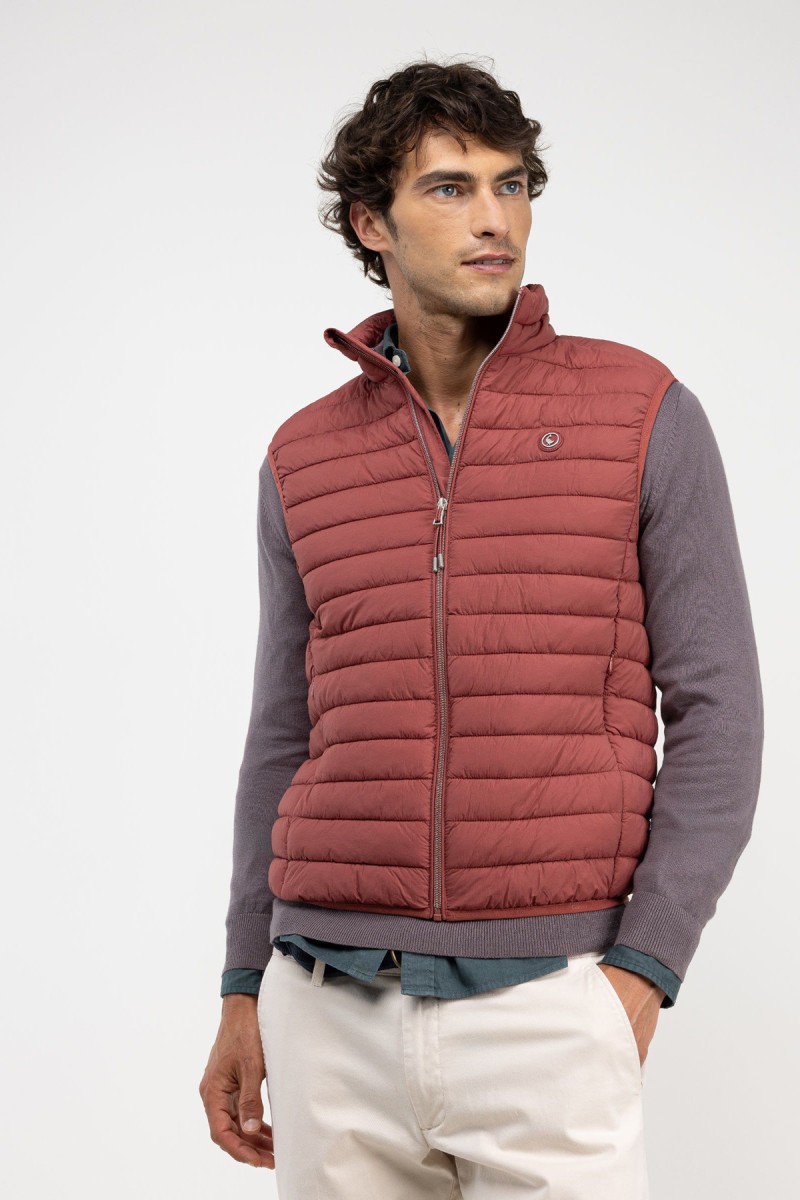  Chaleco ligero acolchado en color rojo, con diseño moderno y corte estilizado, ideal para capas intermedias con estilo urbano. 