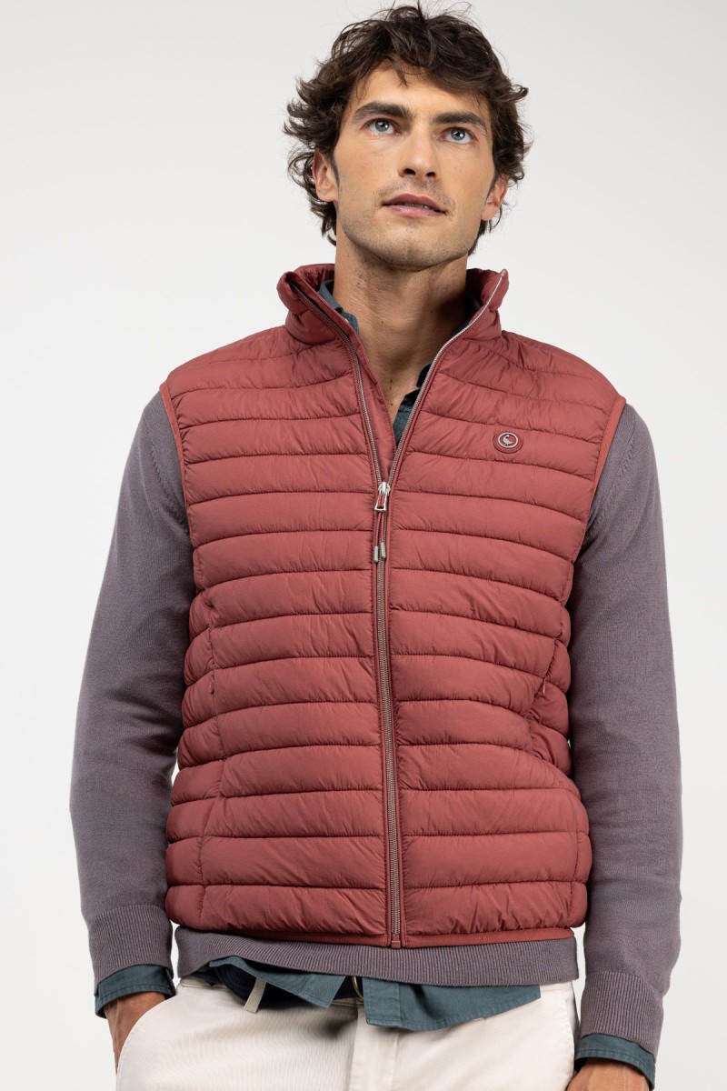  Chaleco ligero acolchado en color rojo, con diseño moderno y corte estilizado, ideal para capas intermedias con estilo urbano. 