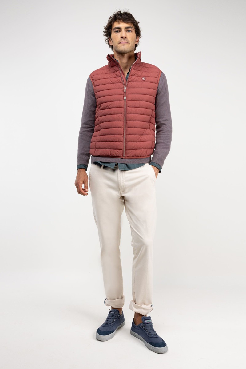  Chaleco ligero acolchado en color rojo, con diseño moderno y corte estilizado, ideal para capas intermedias con estilo urbano. 