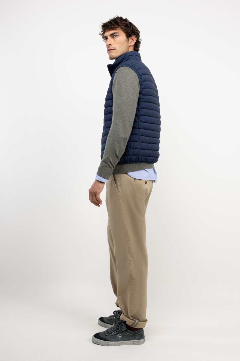  Chaleco acolchado en azul marino, con diseño minimalista y estructura ligera ideal para añadir una capa extra sin perder estilo.  2