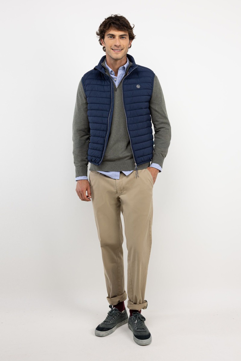  Chaleco acolchado en azul marino, con diseño minimalista y estructura ligera ideal para añadir una capa extra sin perder estilo. 