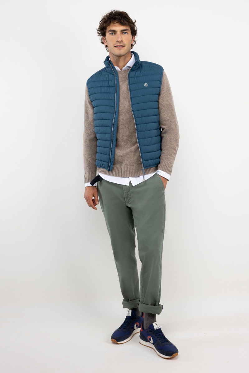  Chaleco acolchado en azul con diseño moderno y estructura ligera, ideal para aportar abrigo sin restar estilo. 