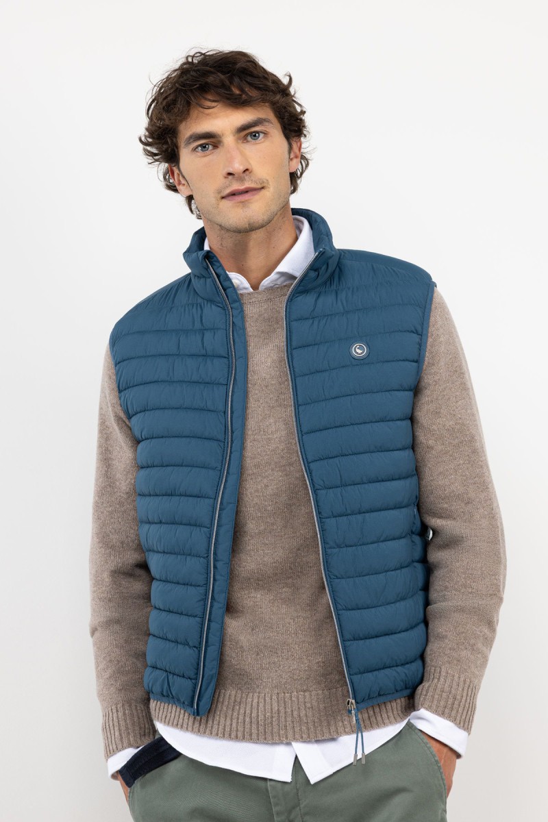  Chaleco acolchado en azul con diseño moderno y estructura ligera, ideal para aportar abrigo sin restar estilo. 