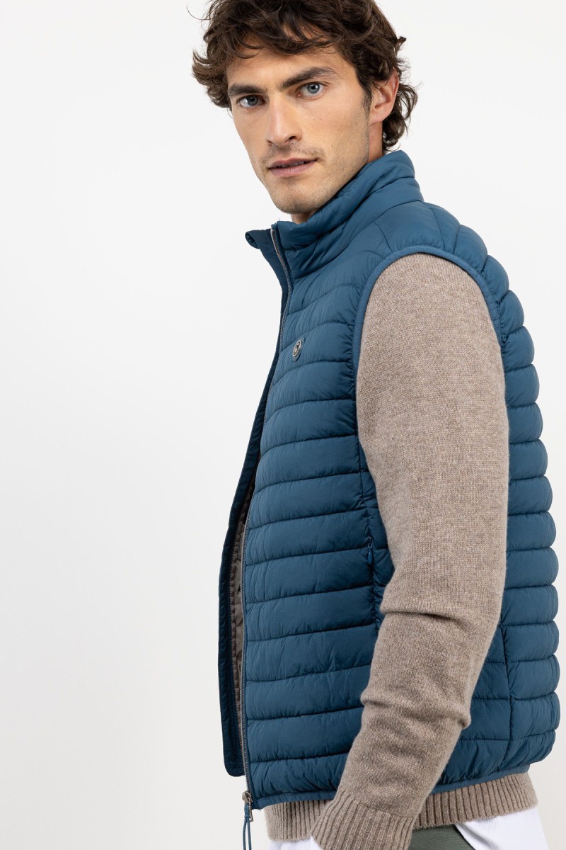  Chaleco acolchado en azul con diseño moderno y estructura ligera, ideal para aportar abrigo sin restar estilo. 