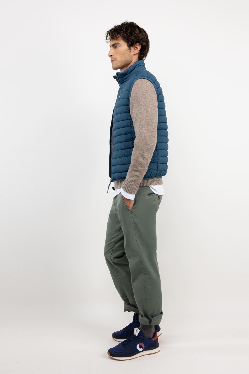  Chaleco acolchado en azul con diseño moderno y estructura ligera, ideal para aportar abrigo sin restar estilo. 