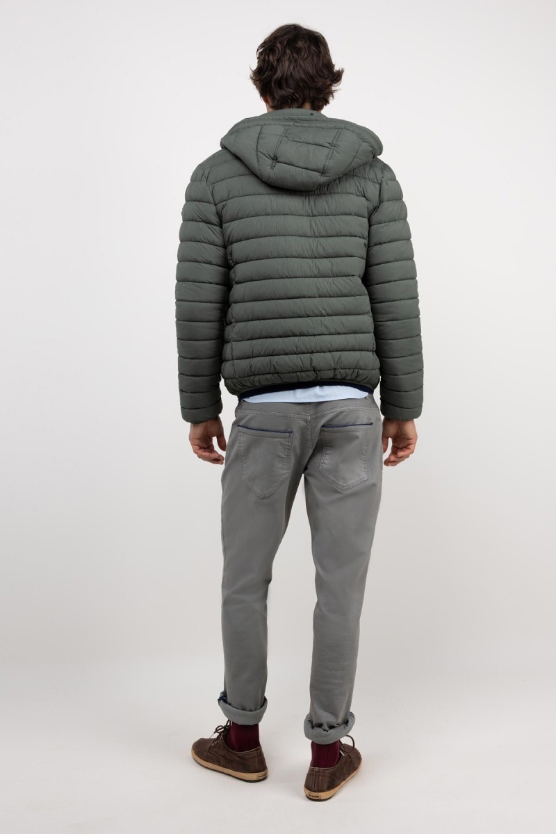  Chaqueta ligera acolchada en verde con diseño sobrio y funcionalidad para días frescos. 