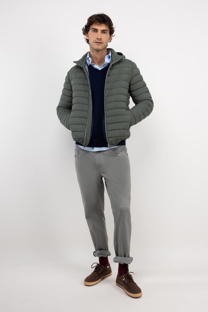  Chaqueta ligera acolchada en verde con diseño sobrio y funcionalidad para días frescos. 