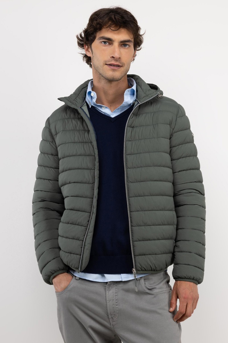  Chaqueta ligera acolchada en verde con diseño sobrio y funcionalidad para días frescos. 