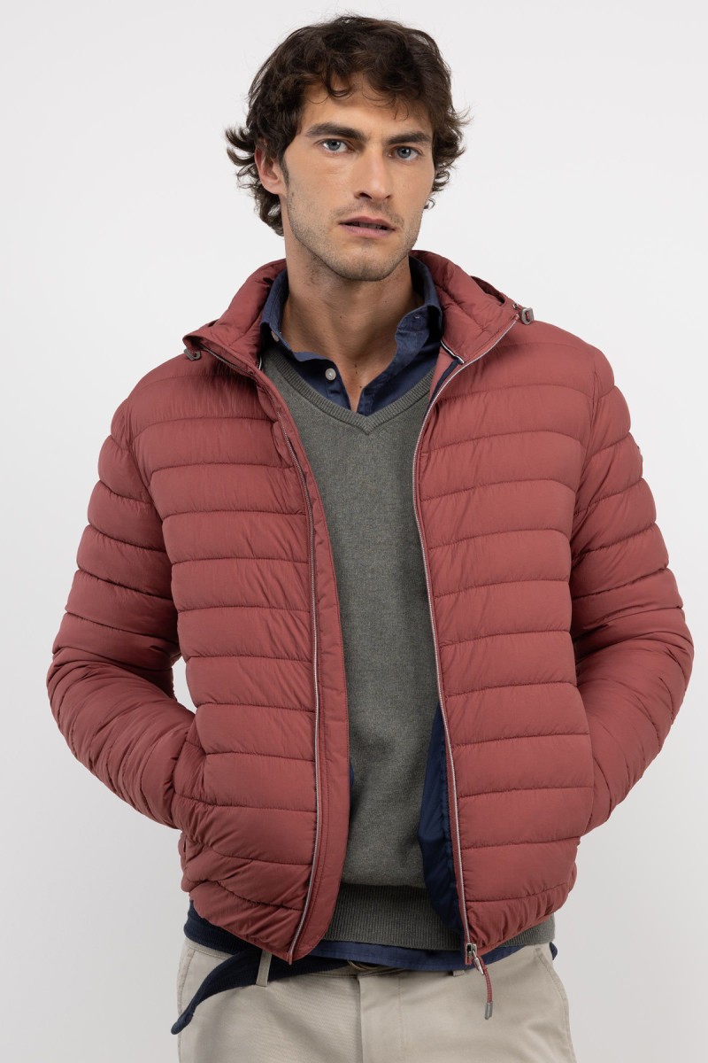  Chaqueta acolchada en rojo con diseño elegante, peso ligero y detalles funcionales para complementar tus looks de temporada. 