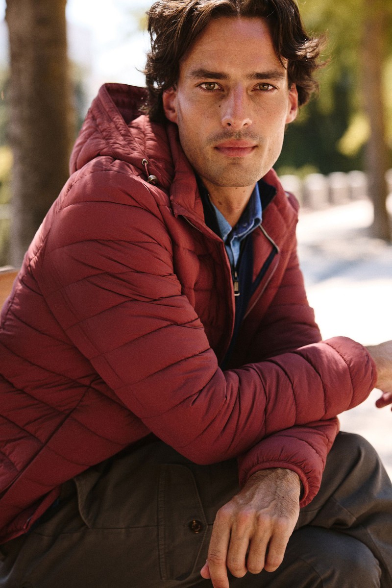  Chaqueta acolchada en rojo con diseño elegante, peso ligero y detalles funcionales para complementar tus looks de temporada.  2