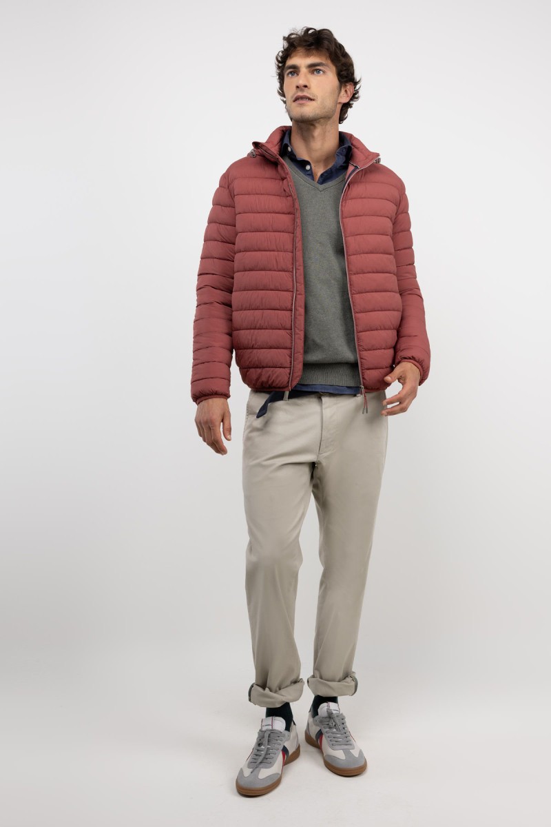  Chaqueta acolchada en rojo con diseño elegante, peso ligero y detalles funcionales para complementar tus looks de temporada. 