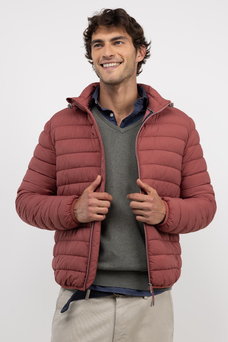  Chaqueta acolchada en rojo con diseño elegante, peso ligero y detalles funcionales para complementar tus looks de temporada. 