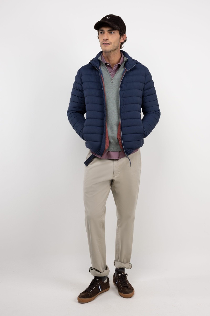  Chaqueta acolchada en tono marino con diseño sencillo y estructura ligera, ideal para aportar abrigo sin excederse. 