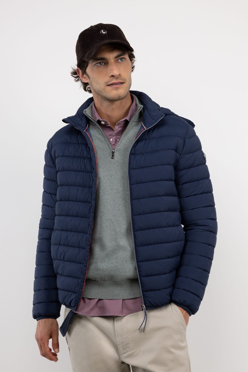  Chaqueta acolchada en tono marino con diseño sencillo y estructura ligera, ideal para aportar abrigo sin excederse. 