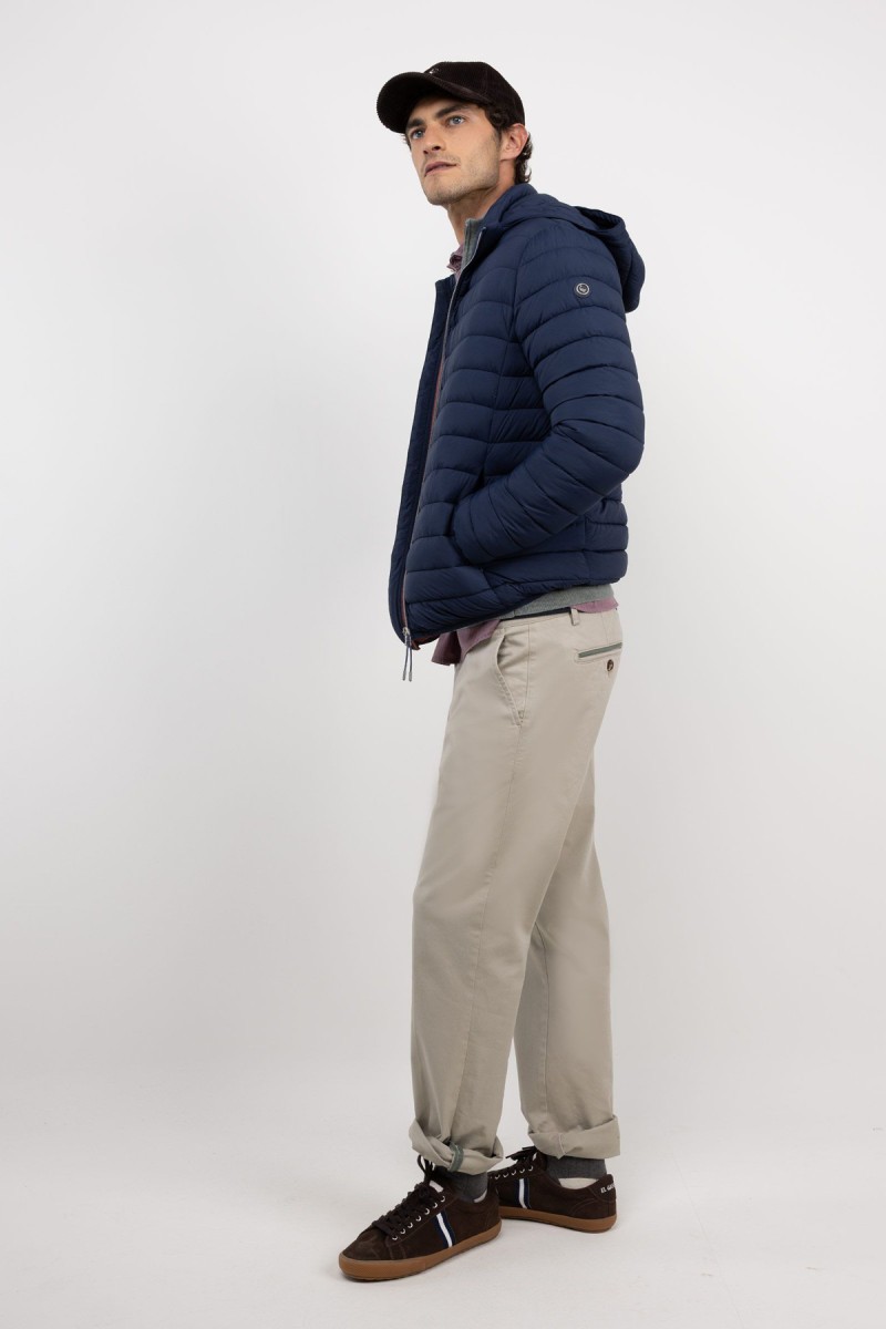  Chaqueta acolchada en tono marino con diseño sencillo y estructura ligera, ideal para aportar abrigo sin excederse. 