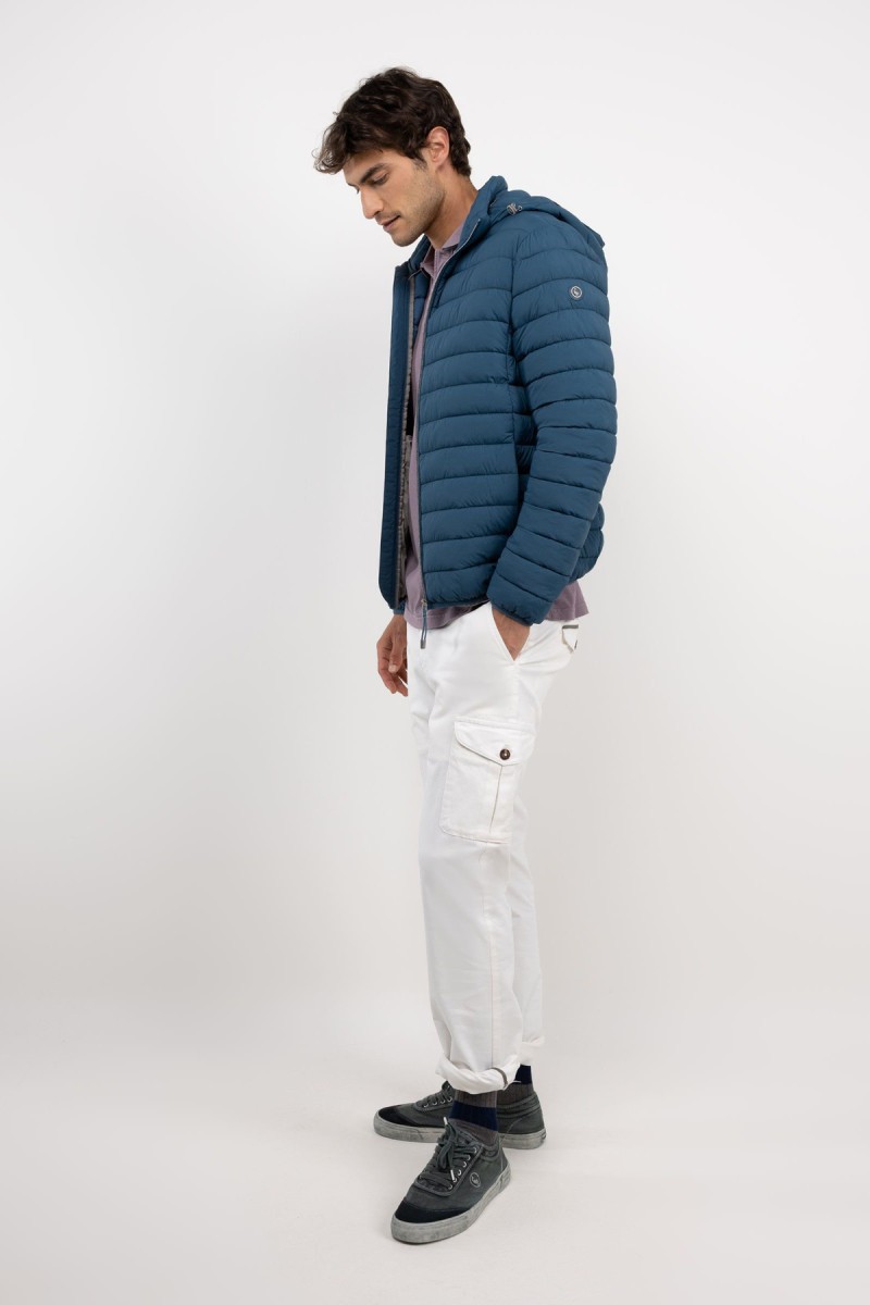  Chaqueta acolchada en azul con diseño sobrio y estructura ligera, ideal para aportar calor sin perder estilo.  2