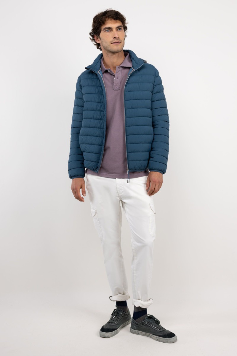  Chaqueta acolchada en azul con diseño sobrio y estructura ligera, ideal para aportar calor sin perder estilo. 