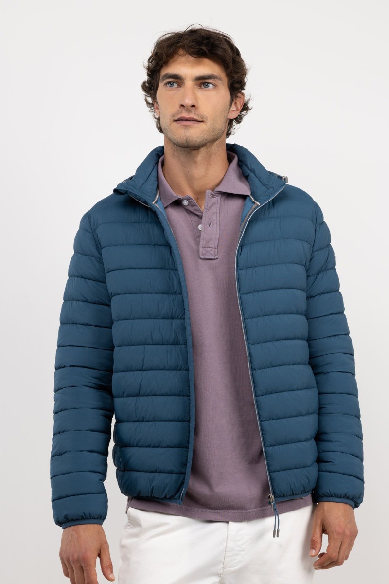  Chaqueta acolchada en azul con diseño sobrio y estructura ligera, ideal para aportar calor sin perder estilo. 