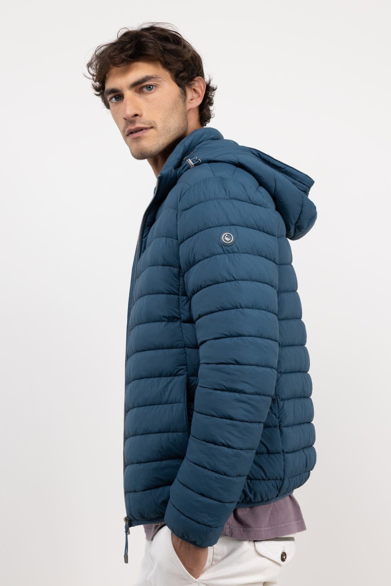  Chaqueta acolchada en azul con diseño sobrio y estructura ligera, ideal para aportar calor sin perder estilo. 