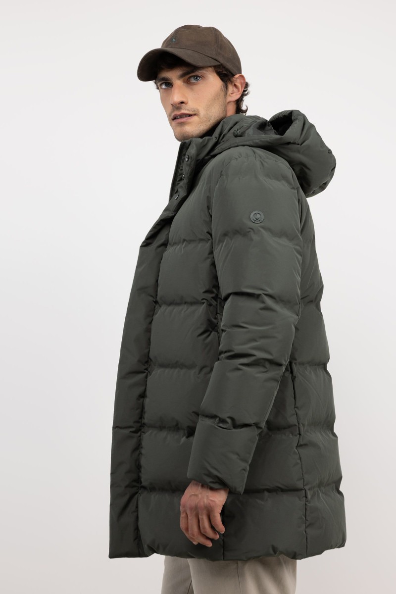  Abrigo largo acolchado en verde, diseño envolvente y cálido con estilo discreto para el invierno.  2
