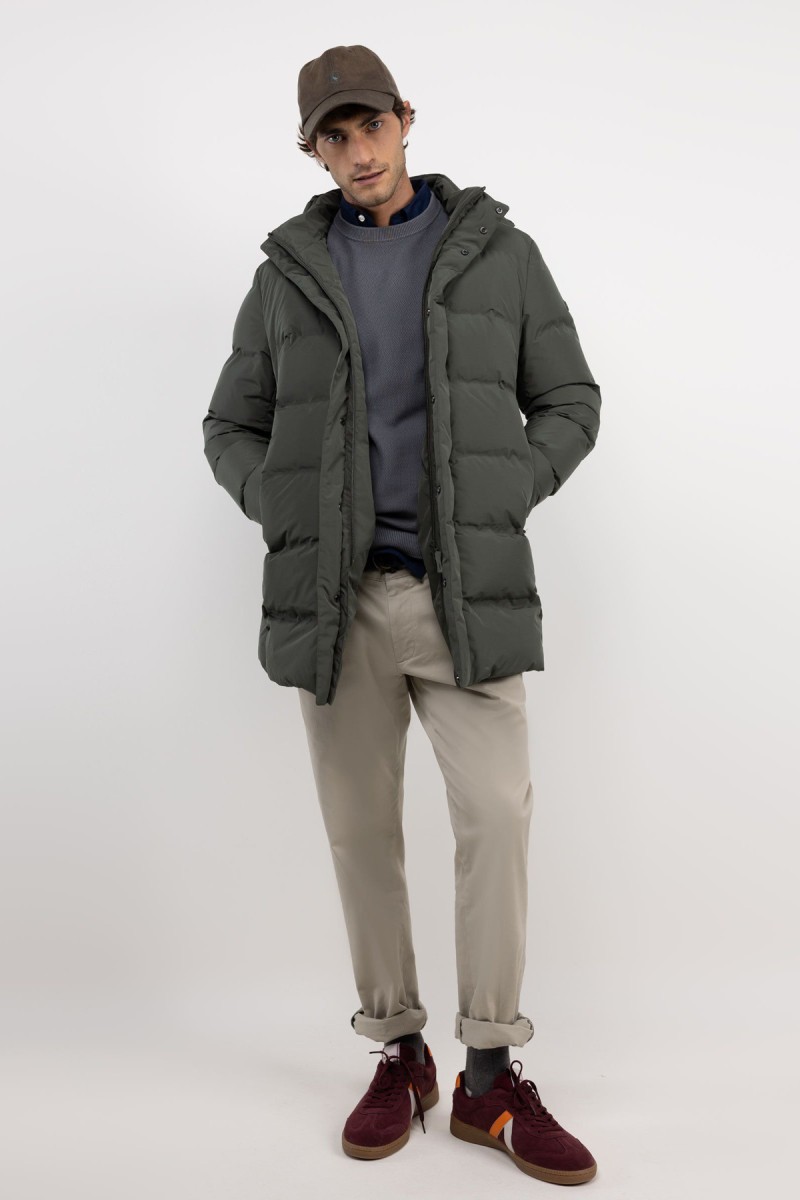  Abrigo largo acolchado en verde, diseño envolvente y cálido con estilo discreto para el invierno. 