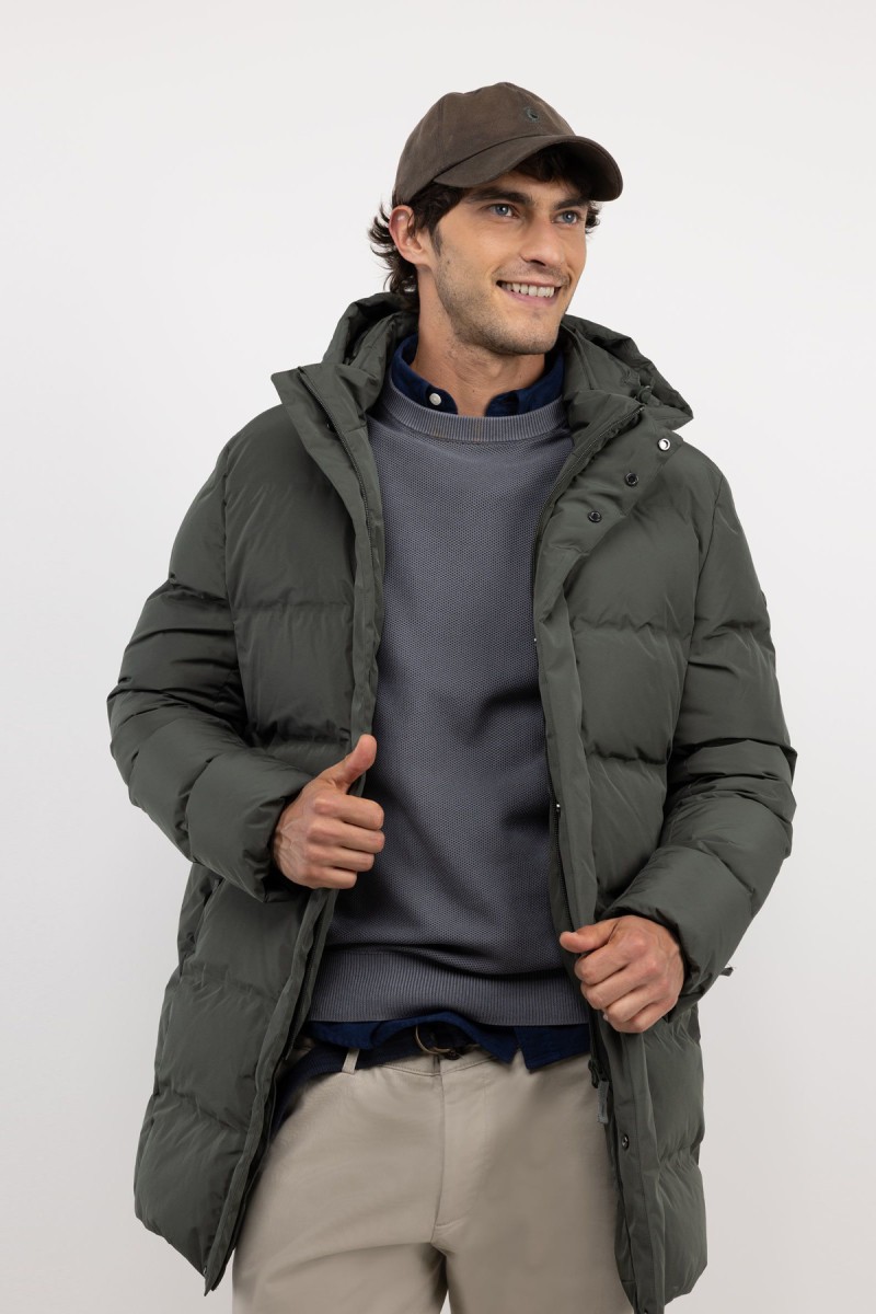  Abrigo largo acolchado en verde, diseño envolvente y cálido con estilo discreto para el invierno. 