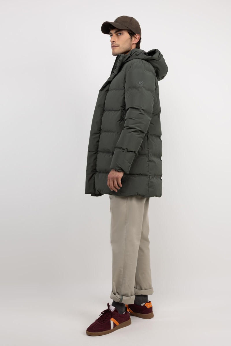  Abrigo largo acolchado en verde, diseño envolvente y cálido con estilo discreto para el invierno. 