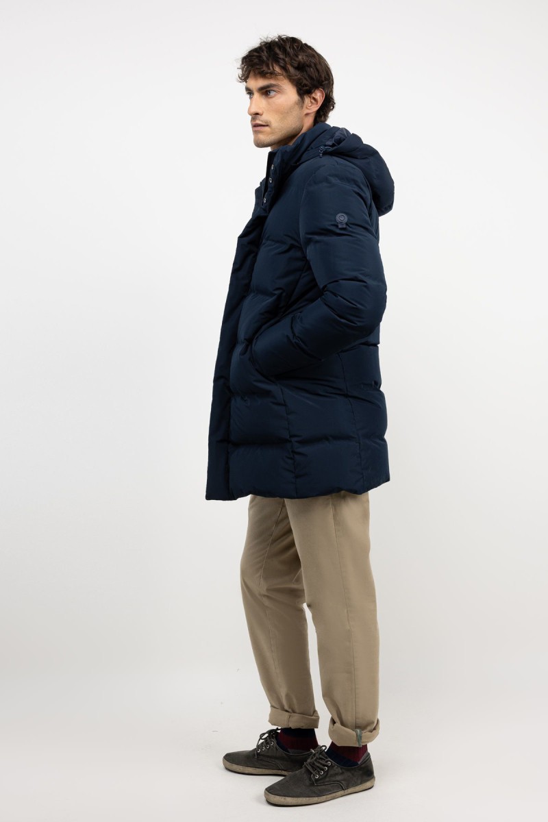  Abrigo largo acolchado en azul marino, con diseño envolvente y estilo discreto pensado para proteger del frío con elegancia.  2