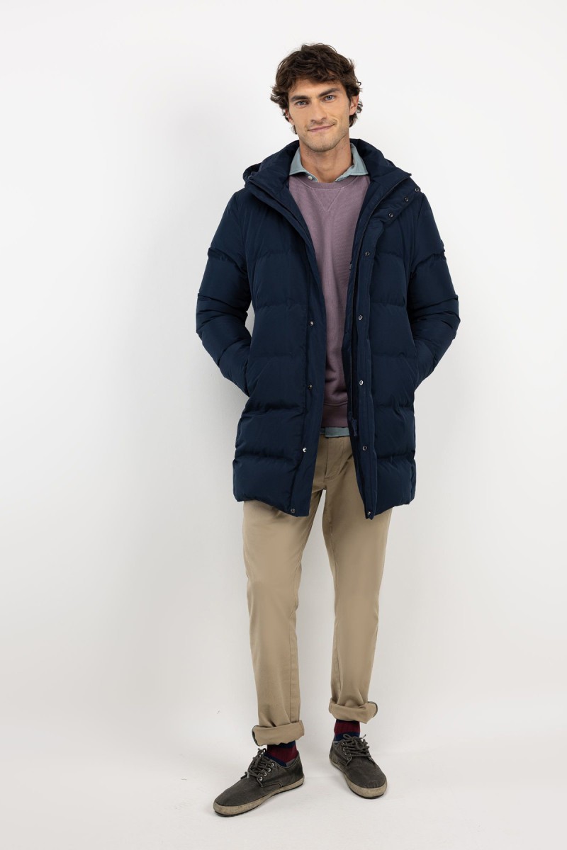  Abrigo largo acolchado en azul marino, con diseño envolvente y estilo discreto pensado para proteger del frío con elegancia. 