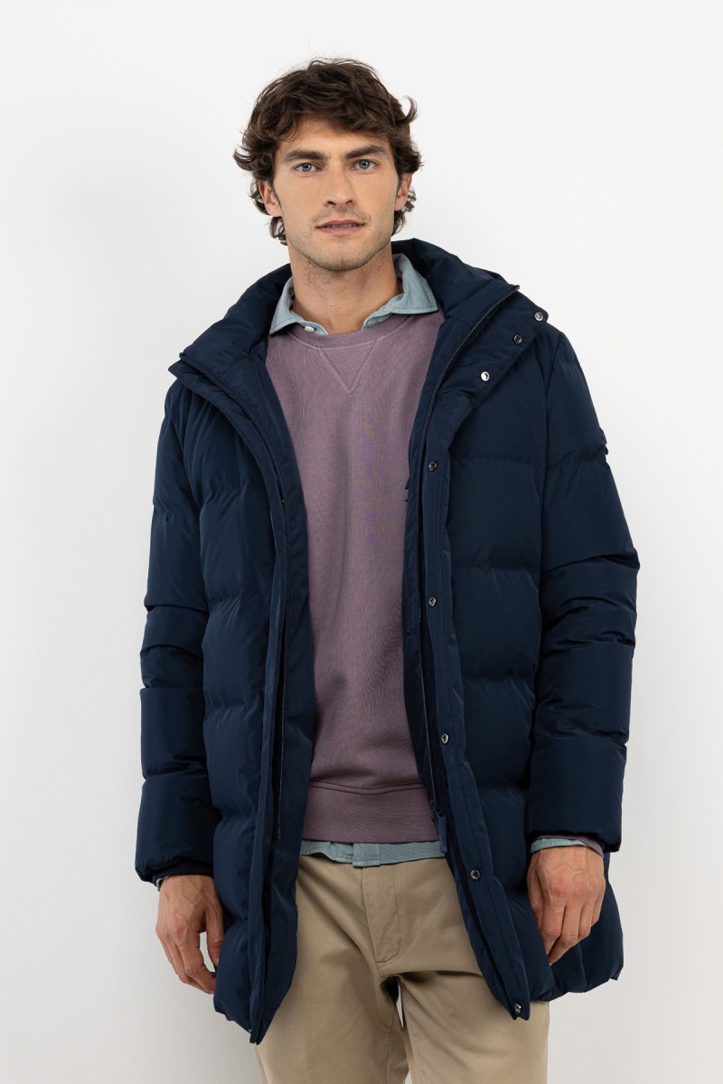  Abrigo largo acolchado en azul marino, con diseño envolvente y estilo discreto pensado para proteger del frío con elegancia. 