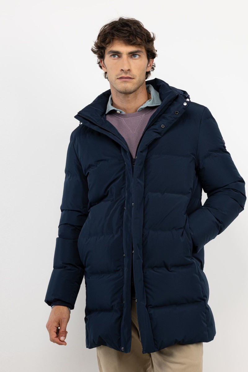  Abrigo largo acolchado en azul marino, con diseño envolvente y estilo discreto pensado para proteger del frío con elegancia. 