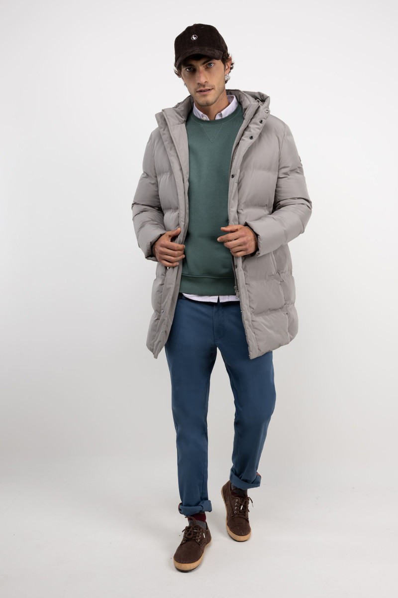  Abrigo largo acolchado en beige, diseño envolvente y funcionalidad térmica para afrontar el frío con estilo. 